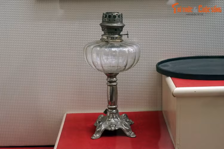 Đèn tọa đăng, Hội Việt Nam Thanh niên Cách mạng sử dụng trong cuộc họp của kỳ bộ Bắc Kỳ, quyết định chủ trương "Vô sản hóa" tại nhà của đồng chí Ngô Gia Tự ở huyện Từ Sơn, tỉnh Bắc Ninh tháng 9/1928.