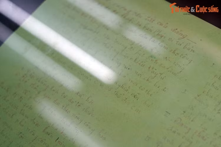 Bản thảo Chính cương, Sách lược vắn tắt của Đảng Cộng sản Việt Nam, do lãnh tụ Nguyễn Ái Quốc soạn thảo tháng 2/1930.