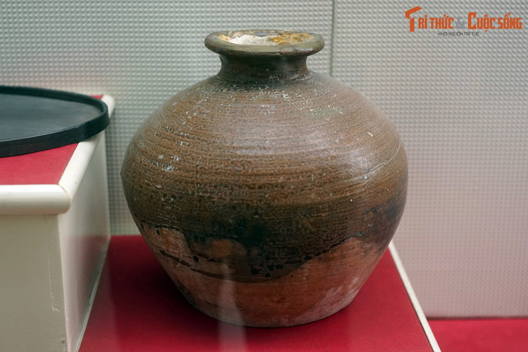 Hũ sành, ông Trần Quang Huyến dùng đựng tài liệu của Hội Việt Nam Thanh niên Cách mạng số 47 phố Trần Nhân Tông, Hà Nội trong những năm 1928-1929.