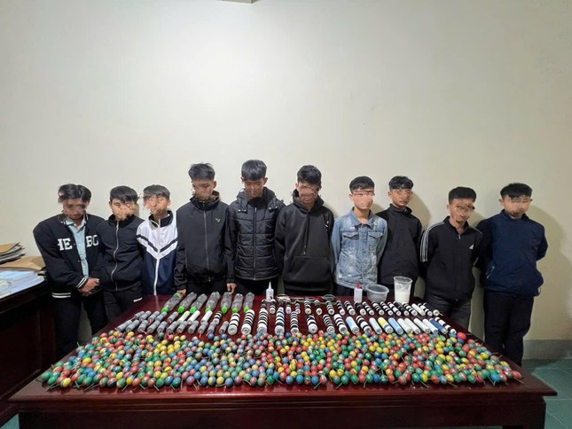 Nhóm học sinh ở Hà Tĩnh tự chế 800 quả pháo nổ Nhom hoc sinh o Ha Tinh tu che 800 qua phao no