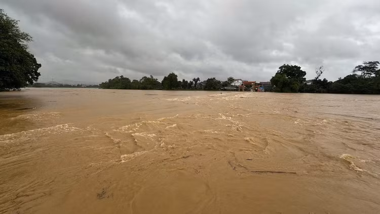 Hon 9.000 hoc sinh o Ha Tinh phai nghi hoc do mua lon-Hinh-2