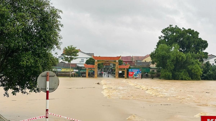 Hon 9.000 hoc sinh o Ha Tinh phai nghi hoc do mua lon