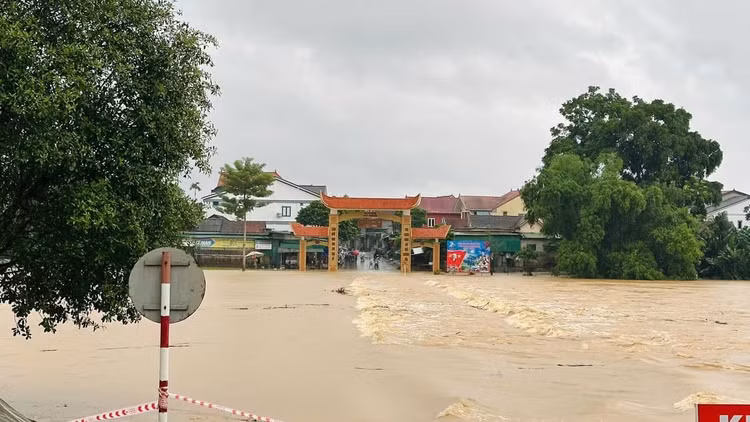 Hon 9.000 hoc sinh o Ha Tinh phai nghi hoc do mua lon