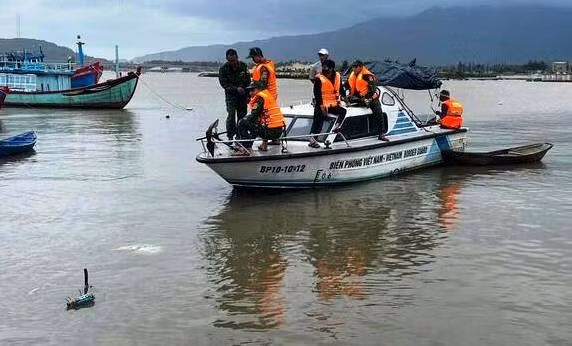 No luc tim kiem hai vo chong mat tich tren song Da Nong