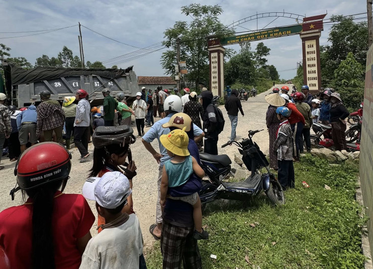 Va chạm với xe ben, 2 học sinh ở Hà Tĩnh thương vong Va cham voi xe ben, 2 hoc sinh o Ha Tinh thuong vong