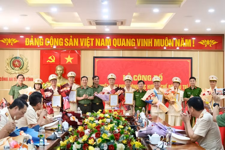 Nhieu lanh dao Cong an o Ha Tinh xung phong nghi huu truoc tuoi