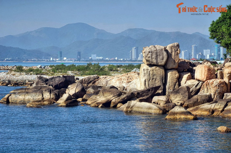 Truyền thuyết ly kỳ phía sau ba tảng đá nổi tiếng nhất ba miền VN - Hình 8 Truyen thuyet ly ky phia sau ba tang da noi tieng nhat ba mien VN-Hinh-8