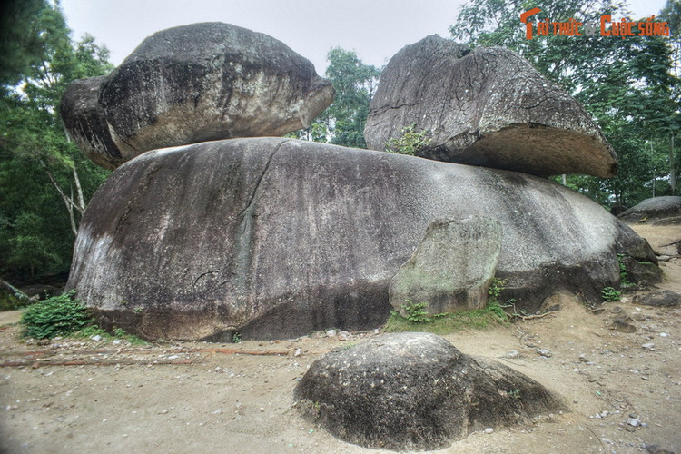 Truyền thuyết ly kỳ phía sau ba tảng đá nổi tiếng nhất ba miền VN - Hình 2 Truyen thuyet ly ky phia sau ba tang da noi tieng nhat ba mien VN-Hinh-2