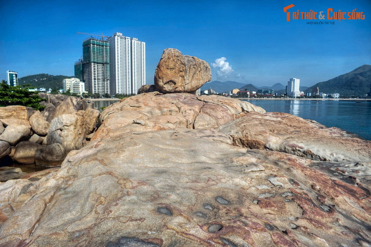 Truyền thuyết ly kỳ phía sau ba tảng đá nổi tiếng nhất ba miền VN - Hình 5 Truyen thuyet ly ky phia sau ba tang da noi tieng nhat ba mien VN-Hinh-5