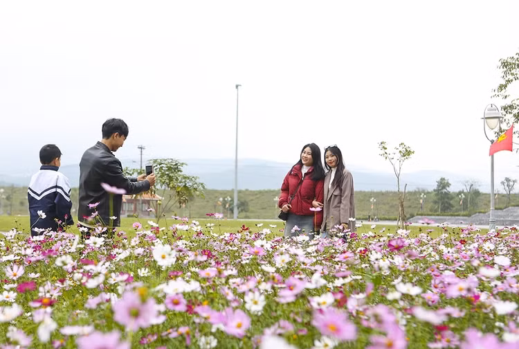 Hang nghin du khach do ve chua Huong Tich Ha Tinh dau nam-Hinh-6