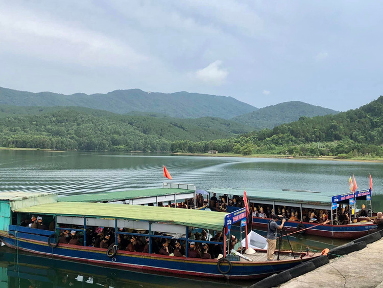 Hang nghin du khach do ve chua Huong Tich Ha Tinh dau nam-Hinh-8