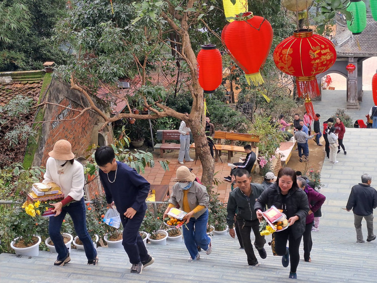 Hang nghin du khach do ve chua Huong Tich Ha Tinh dau nam-Hinh-2