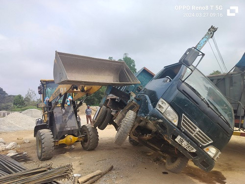 Hà Tĩnh: Lật xe cẩu, người đàn ông tử vong tại chỗ Ha Tinh: Lat xe cau, nguoi dan ong tu vong tai cho