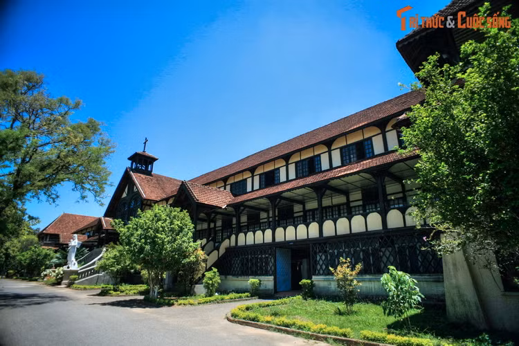 Loat kien truc go tram tuoi, noi tieng nhat Tay Nguyen-Hinh-6