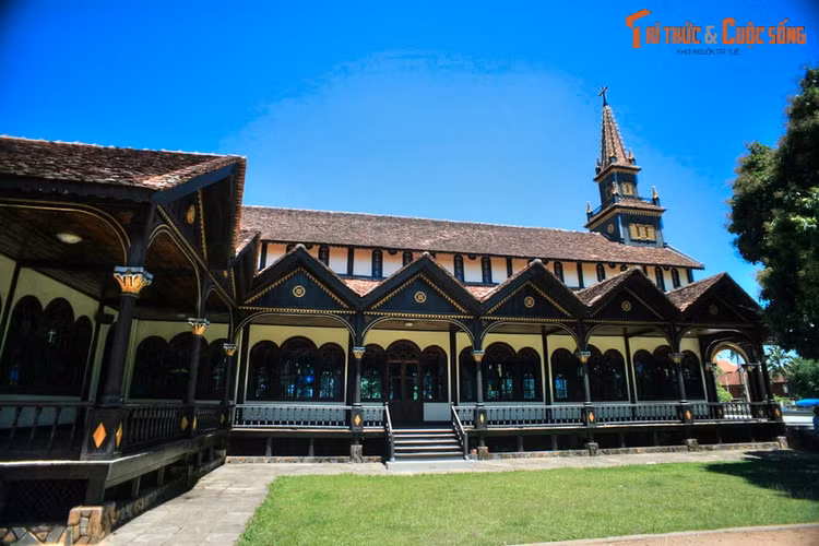 Loat kien truc go tram tuoi, noi tieng nhat Tay Nguyen-Hinh-3