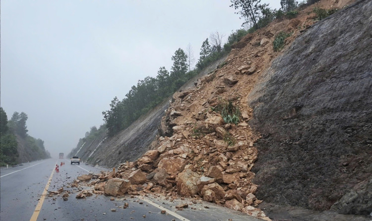 Mua lon, Quang Tri du kien so tan gan 13.000 ho dan-Hinh-2