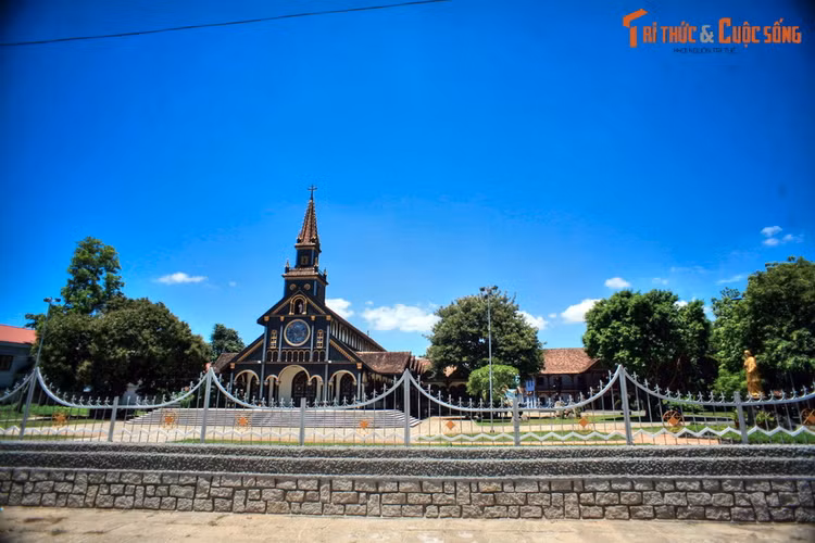 Co gi hot tren cung duong tu Pleiku di Kon Tum?-Hinh-11