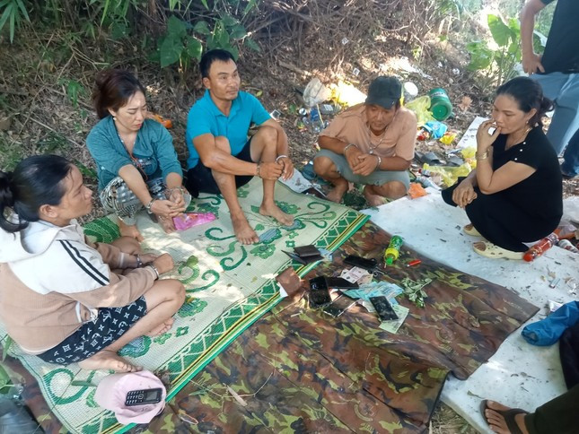 Triet pha soi bac trong nghia trang, bat giu 5 doi tuong