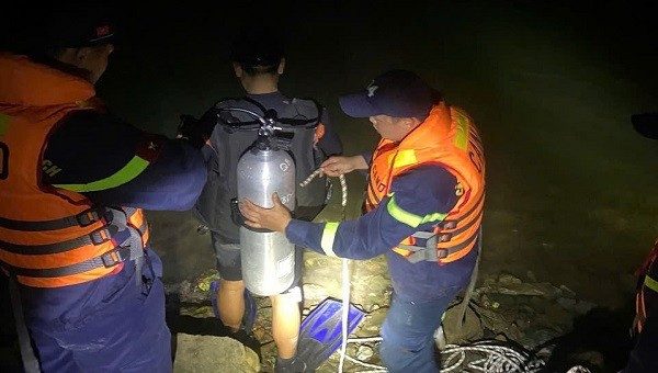 Ra bo song choi, mot hoc sinh o Quang Binh duoi nuoc thuong tam