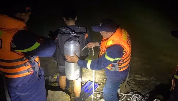 Ra bo song choi, mot hoc sinh o Quang Binh duoi nuoc thuong tam