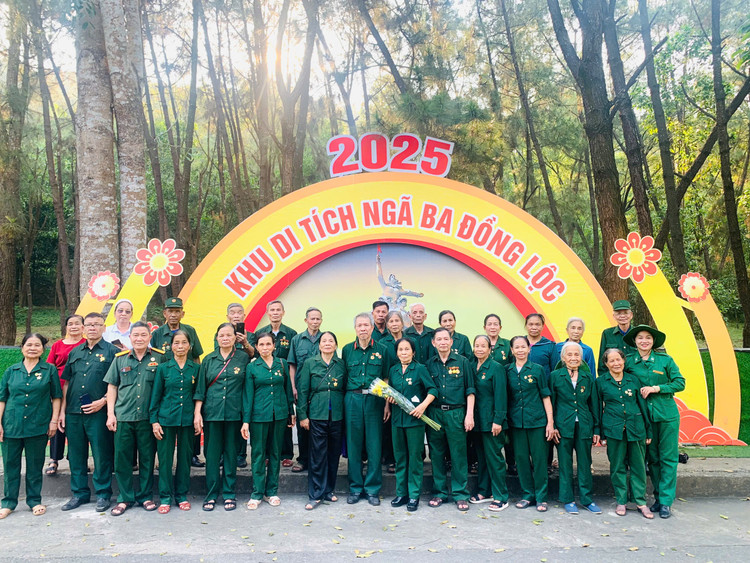 Hang van nguoi dan den dang huong tri an tai Nga ba Dong Loc-Hinh-2