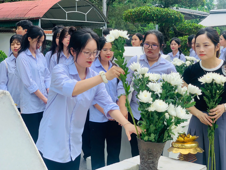 Hang van nguoi dan den dang huong tri an tai Nga ba Dong Loc-Hinh-5
