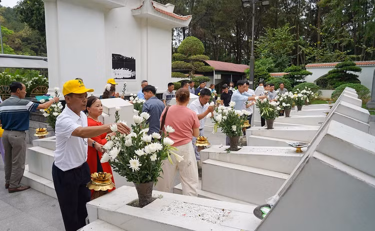 Hang van nguoi dan den dang huong tri an tai Nga ba Dong Loc-Hinh-6