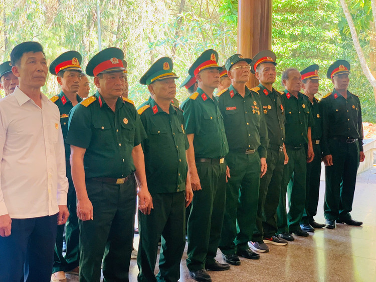 Hang van nguoi dan den dang huong tri an tai Nga ba Dong Loc