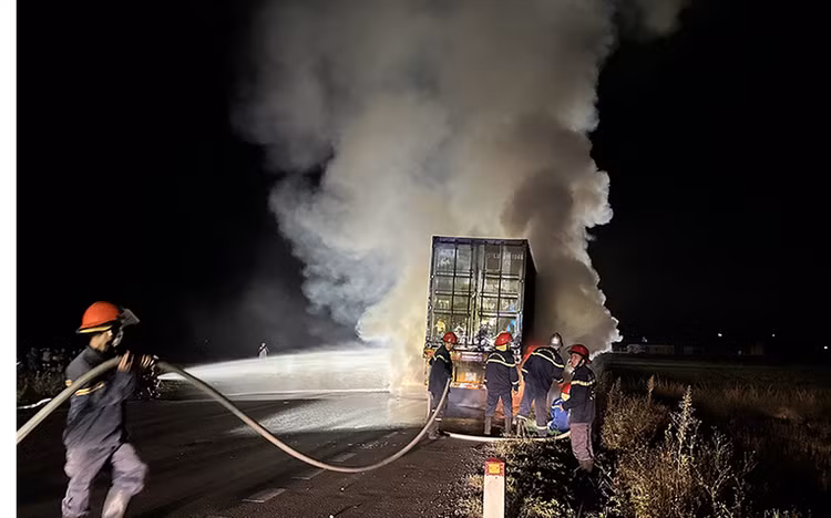 Xe container bat ngo boc chay du doi trong dem o Ha Tinh