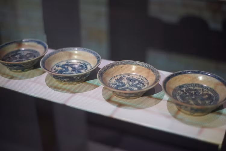 2. Bảo vật quốc gia "Bát đĩa gốm hoa lam ngự dụng thời Lê sơ" là một bộ sưu tập gồm với 2 chiếc bát và 5 chiếc đĩa có niên đại từ thời Lê sơ, thế kỷ 15-16. Chúng từng là đồ dùng của nhà vua và thân quyến ở kinh thành Thăng Long thời kỳ này.