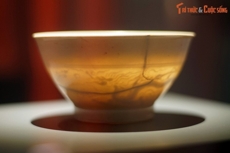 Hai chiếc bát sứ này là minh chứng cho trình độ phát triển cao của kỹ nghệ sản xuất gốm sứ Đại Việt thời Lê sơ. Nguyên liệu của bát là cao lanh có độ tinh khiết cao, được nung nhiệt độ cao giúp cho sản phẩm có xương rất mỏng mà vẫn đảm bảo độ bền và thấu quang.