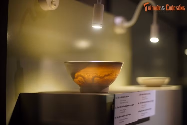 1. Bảo vật quốc gia "Hai bát sứ ngự dụng Hoàng thành Thăng Long" là hai chiếc bát sứ cổ có từ thời Lê sơ (thế kỷ 15-16), được giới chuyên gia đánh giá là đẹp và độc đáo nhất từng được tìm thấy ở Việt Nam.