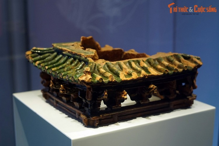 Hiện vật này là phần còn lại của một mô hình hoàn thiện làm bằng gốm. Khi mới được tạo tác, mô hình gồm ít nhất ba phần: Nền, bộ khung cột chịu lực và bộ mái. Phần còn lại này bao gồm một phần của bộ mái và bộ khung kết cấu.