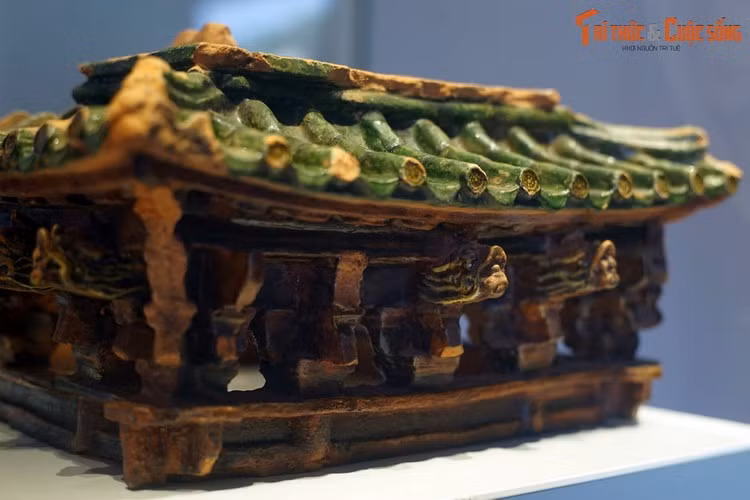 Dù không còn nguyên vẹn, mô hình cho thấy rõ nét hệ cột, hệ xà, hệ đấu củng của kiến trúc thời bấy giờ. Các thành tố cấu thành bộ mái kiến trúc thời Lê sơ cũng được thể hiện tương đối đầy đủ và rõ nét qua mô hình.