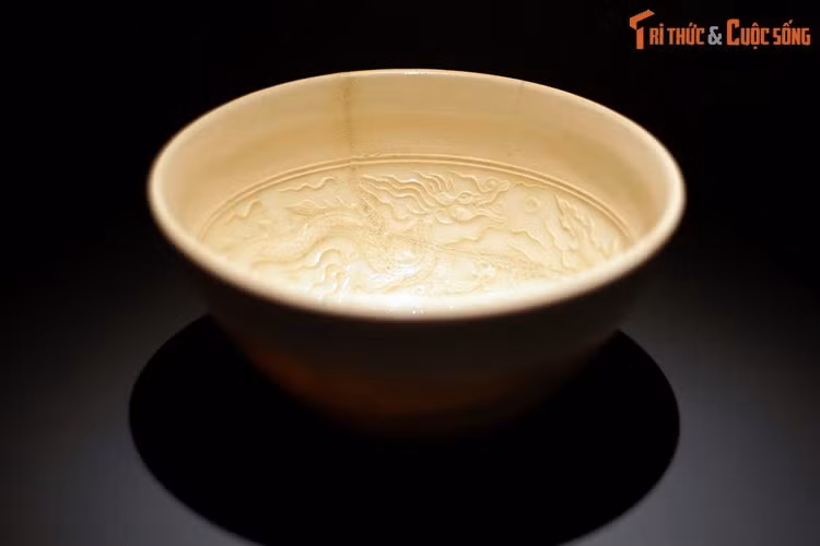 Cấu trúc, đề tài và kỹ thuật trang trí hoa văn trên hai chiếc bát giống nhau gần như hoàn toàn. Hoa văn được trang trí trong lòng bát, với đồ án chính hình rồng. Giữa lòng bát in nổi một chữ “Quan”. Đôi rồng được thể hiện trong tư thế đang bay lượn trong mây tạo thành hình vòng tròn.