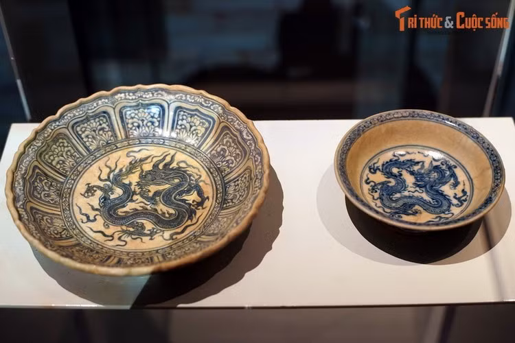 Rồng có tổng cộng 4 chân, các chân thể hiện tư thế vận động như đang đạp vào mây với các bắp cơ nổi khối, 5 ngón chân giang rộng. Đầu rồng ngẩng cao, miệng nhả ngọc, thân uốn thành nhiều khúc. Bao quanh rồng là các đồ án cánh sen, hoa liên tiền và hồi văn.