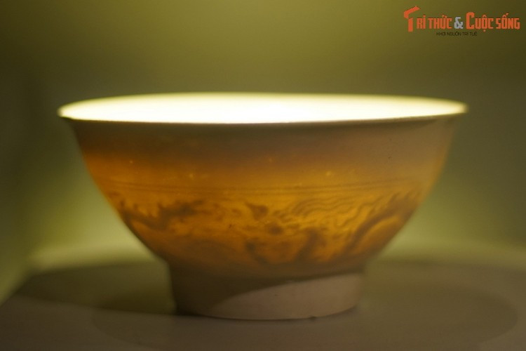 Hai chiếc bát này có kích thước khác nhau (đường kính miệng lần lượt là 14,5 cm và 12,4 cm), từng là vật dụng dành cho vua ở hoàng cung Thăng Long xưa. Bát có thân cong đều, thành mỏng “như vỏ trứng”, ánh sáng có thể xuyên qua.