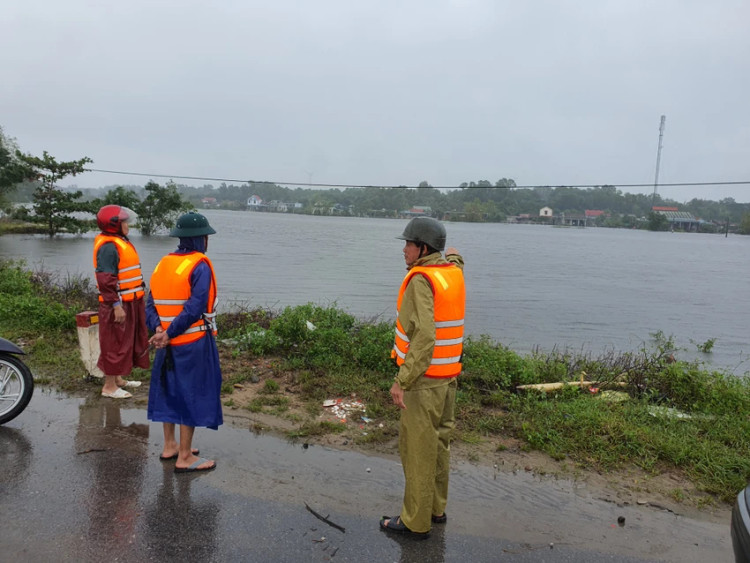 Tim thay them 3 nan nhan bi nuoc lu cuon troi o Quang Binh