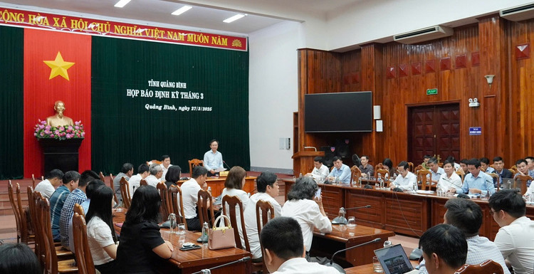 Quang Binh chi 24,7 ty cho 18 can bo nghi huu truoc tuoi