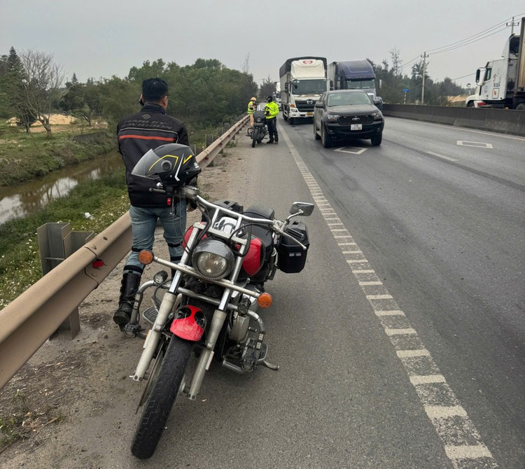 Quảng Bình: Tạm giữ dàn mô tô phân khối lớn vi phạm giao thông Quang Binh: Tam giu dan mo to phan khoi lon vi pham giao thong