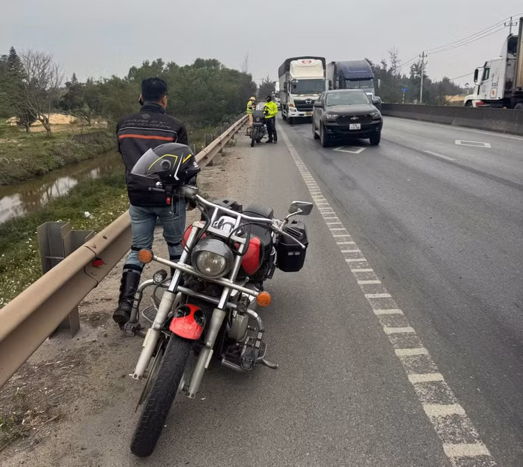 Quang Binh: Tam giu dan mo to phan khoi lon vi pham giao thong