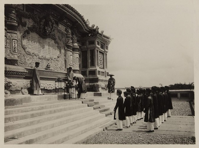 Anh hiem lich su ve bia Quoc Hoc Hue mot the ky truoc-Hinh-5