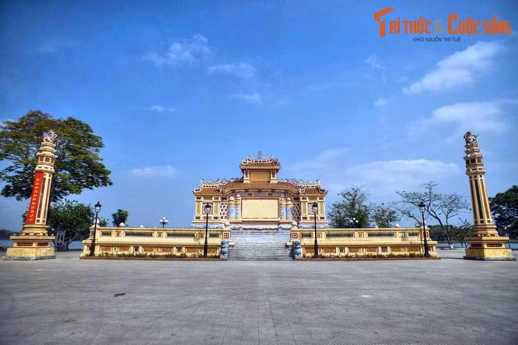 Anh hiem lich su ve bia Quoc Hoc Hue mot the ky truoc-Hinh-11