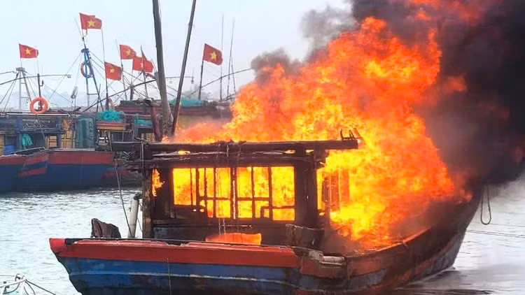 Tau ca ngu dan Quang Binh boc chay du doi tren song Nhat Le