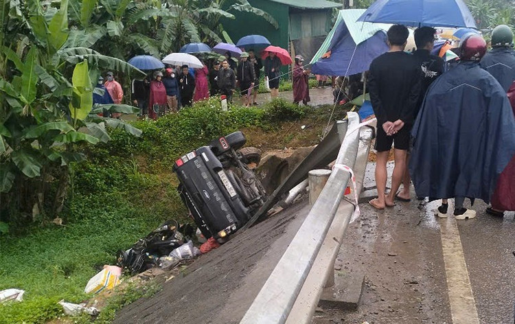 Ha Tinh: Xe may va cham o to ban tai, 3 nguoi thuong vong