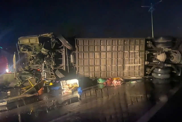 Lat xe khach tren quoc lo 1A, nhieu nguoi bi thuong