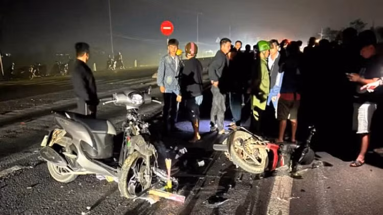 Quang Binh: Hai xe may tong nhau, 3 nguoi thuong vong