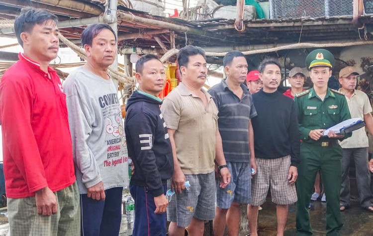 Tàu cá Quảng Nam chìm trên biển: 11 ngư dân vào bờ an toàn Tau ca Quang Nam chim tren bien: 11 ngu dan vao bo an toan