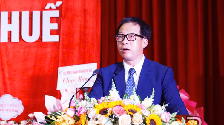 Khoi to, bat tam giam Giam doc Dai hoc Hue