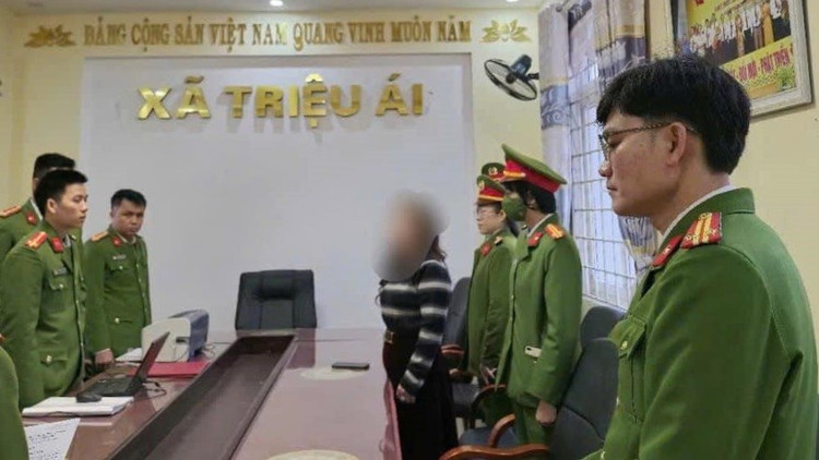 Cơ quan CSĐT đọc lệnh khởi tố đối với Bùi Thị Thiên Hương.